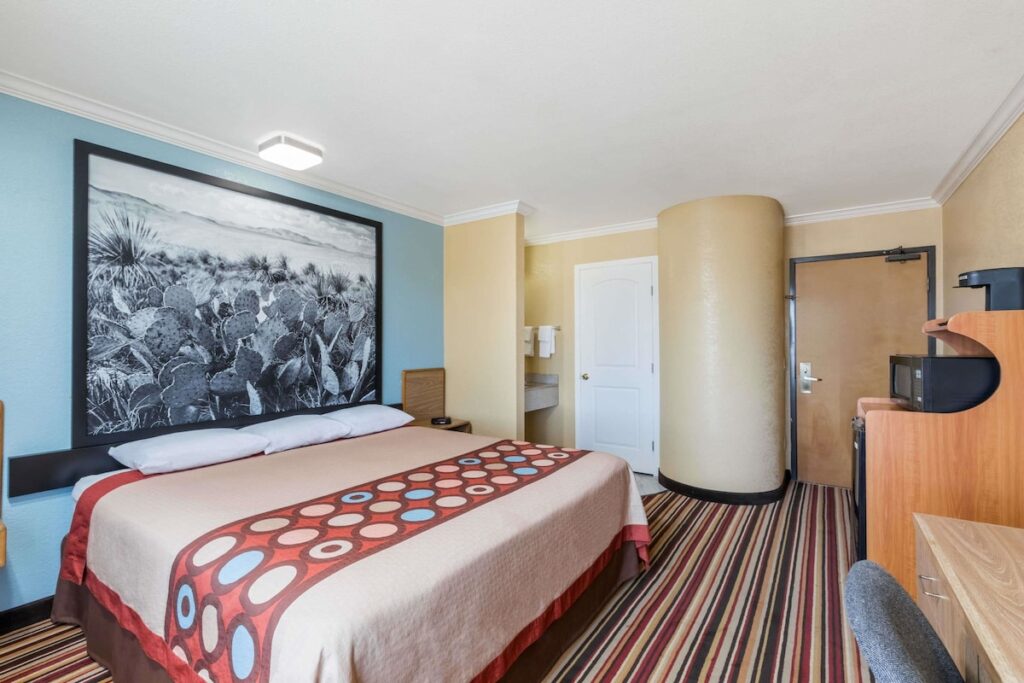 Super 8 by Wyndham Midland - Image 2