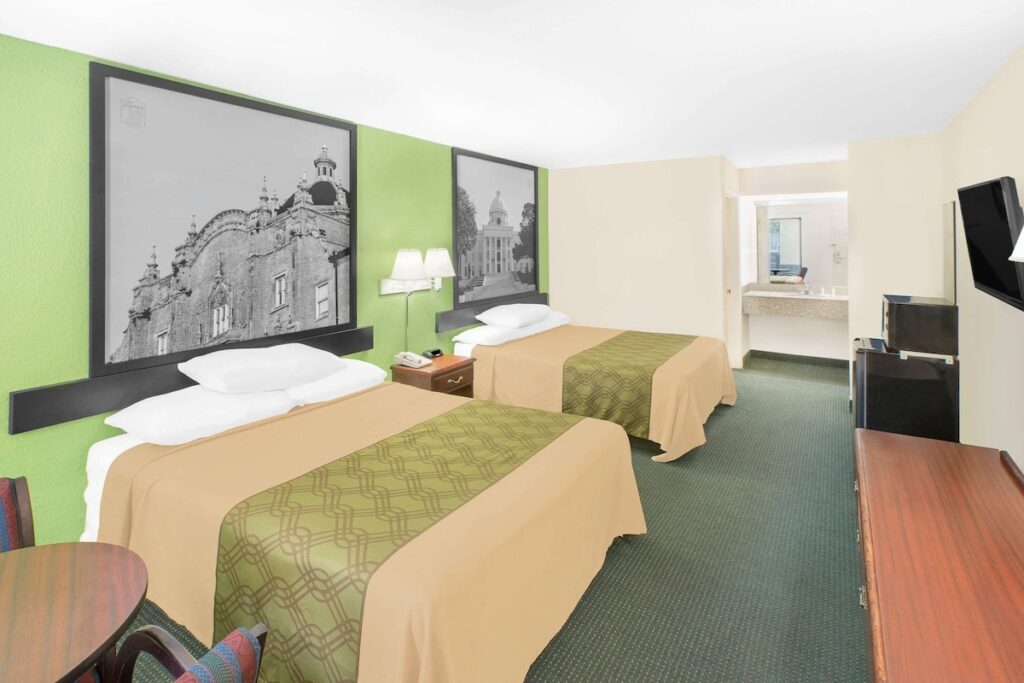 Super 8 by Wyndham Mobile - Image 3