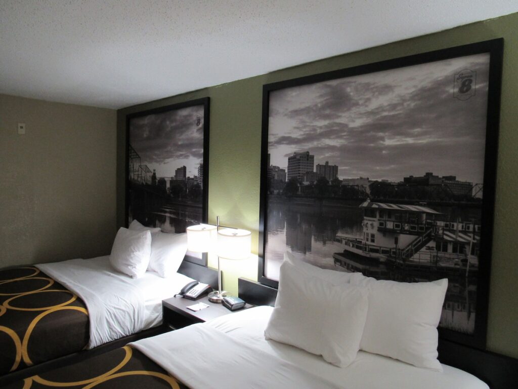 Super 8 by Wyndham New Cumberland - Image 3