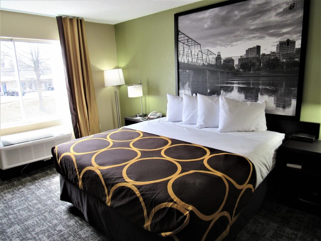 Super 8 by Wyndham New Cumberland - Image 2