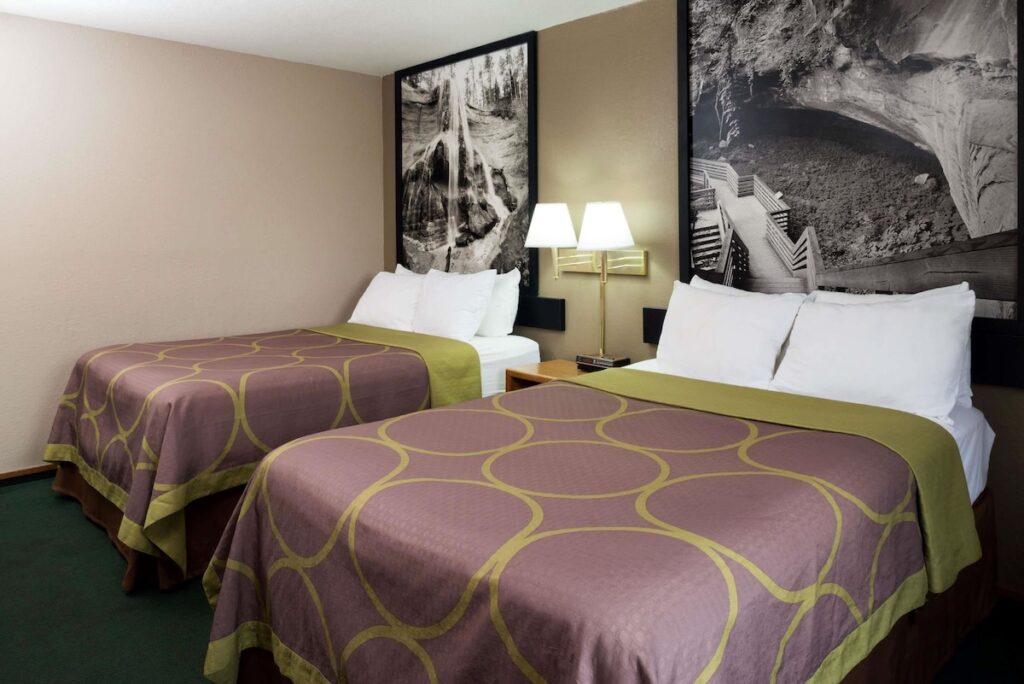 Super 8 by Wyndham Omaha/West Dodge - Image 4