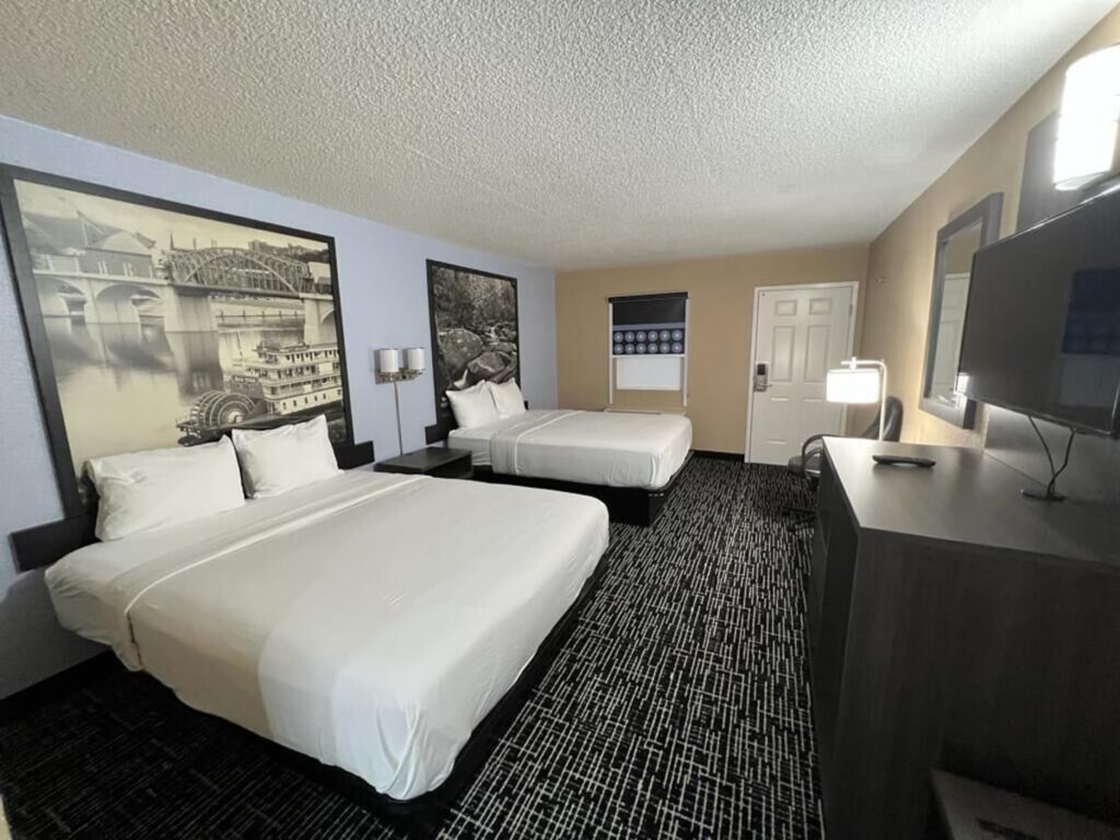 Super 8 by Wyndham Paducah I-24 Exit 4 - Image 3