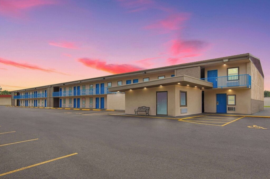 Super 8 by Wyndham Paducah I-24 Exit 4