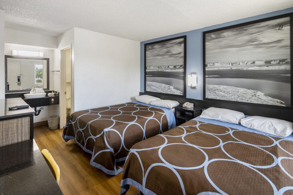 Super 8 by Wyndham Phoenix West - Image 3