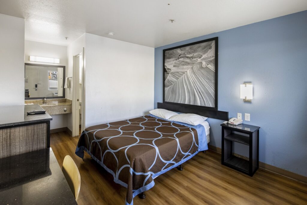 Super 8 by Wyndham Phoenix West - Image 2