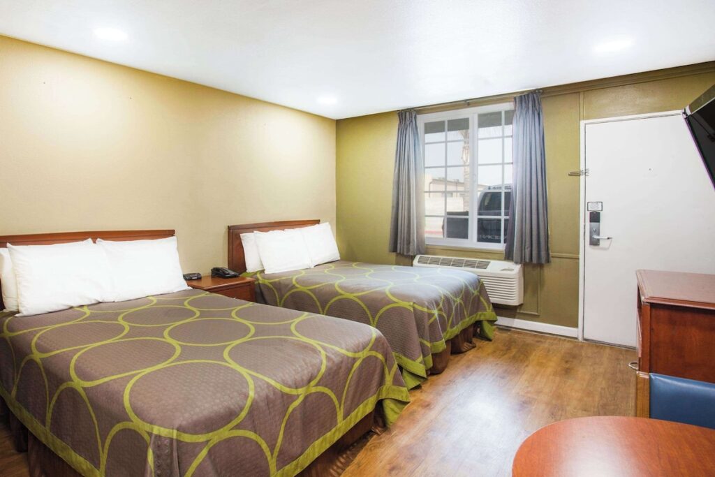 Super 8 by Wyndham Redlands/San Bernardino - Image 3