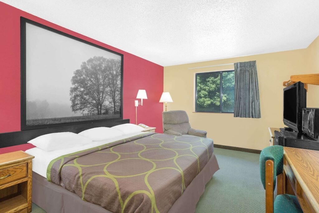 Super 8 by Wyndham Roanoke VA - Image 2