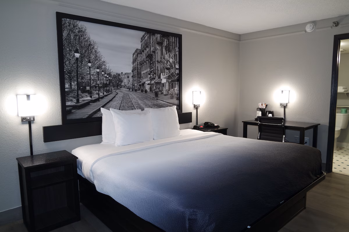 Super 8 by Wyndham Savannah - Image 2