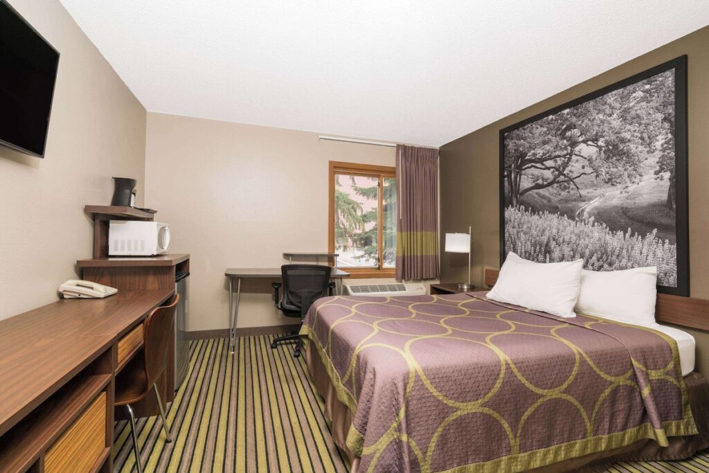 Super 8 by Wyndham St. Cloud - Image 4