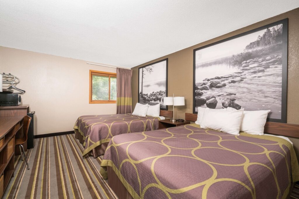 Super 8 by Wyndham St. Cloud - Image 3