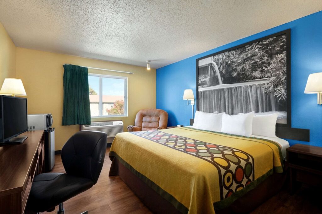 Super 8 by Wyndham Waco University Area - Image 3