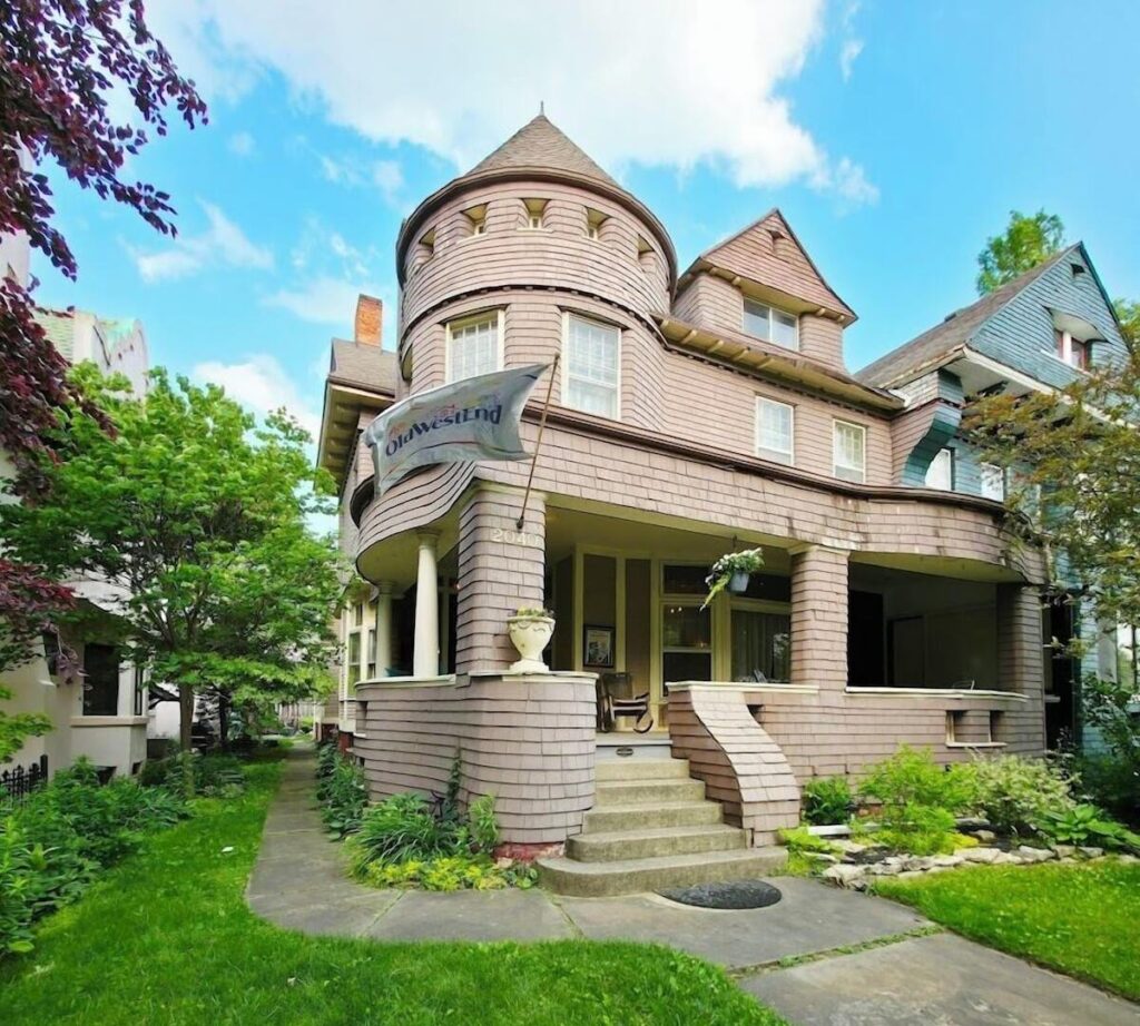 The Kings Throne Inn and Guest House - Image 1