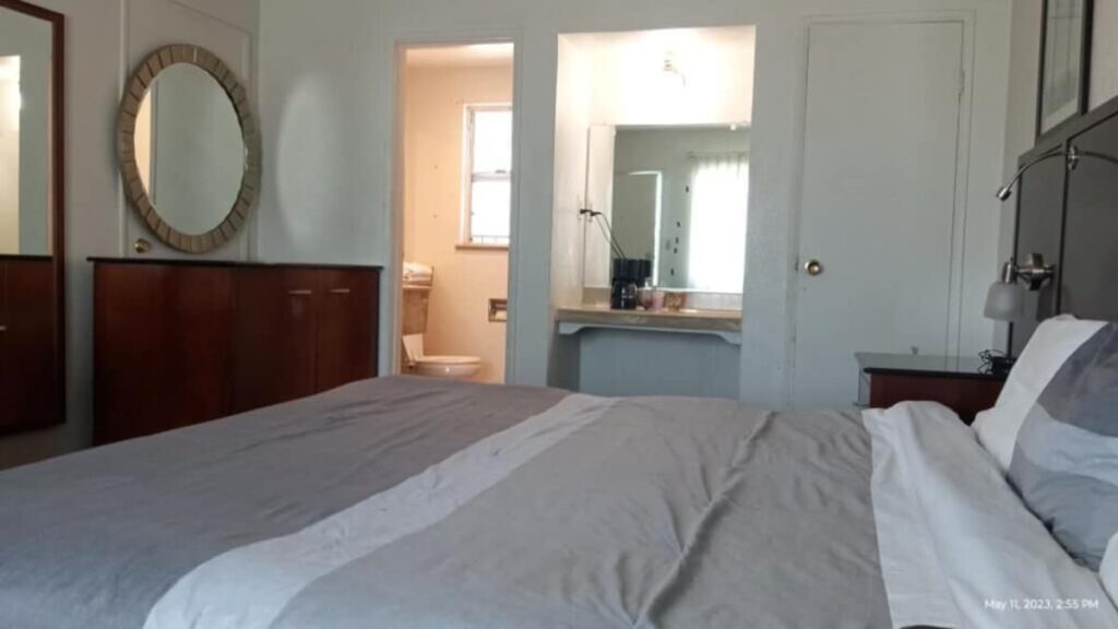 Travelers Beach Inn - Image 3