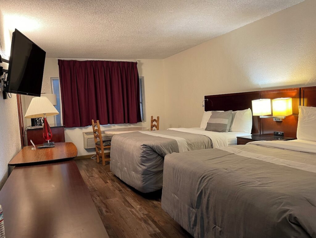 Travelers Beach Inn - Image 4