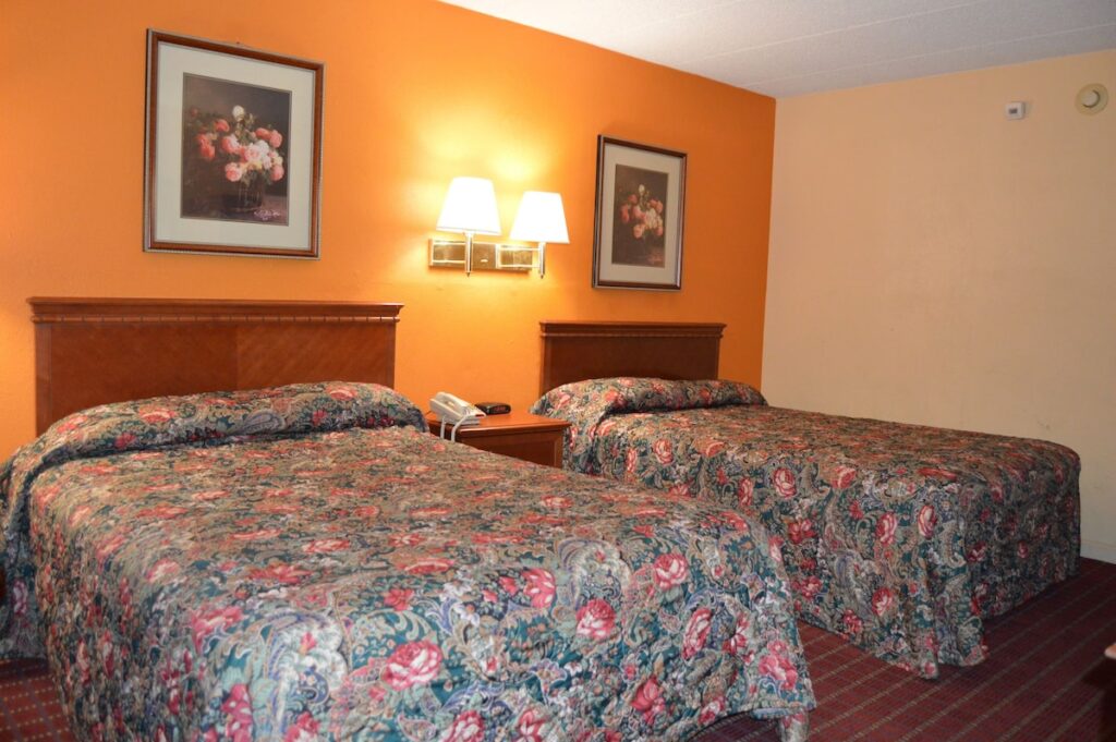 Travelers Inn - Image 3