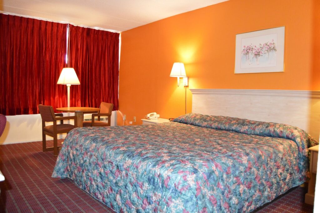 Travelers Inn - Image 2