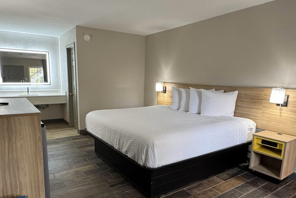 Travelodge by Wyndham Gainesville - Image 2