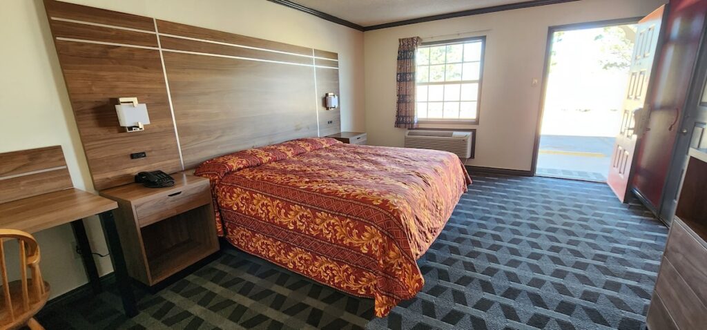 Victorian Inn Midland - Image 2