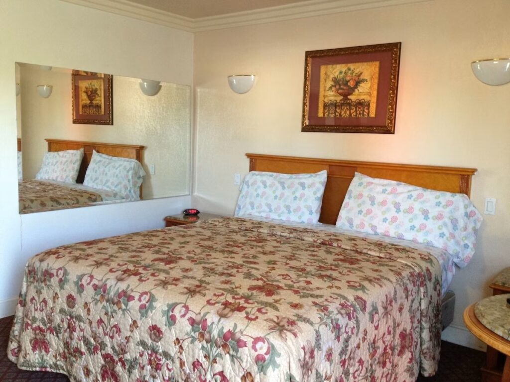 Walls Motel Long Beach - Image 2