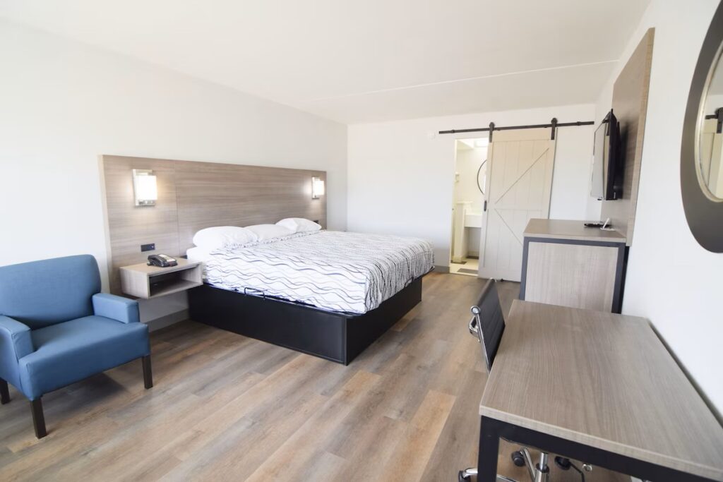 Walnut Inn Roland - Image 2