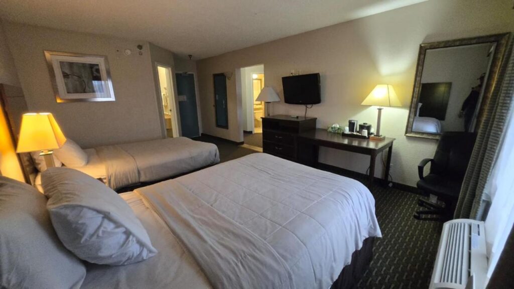 Copley Inn & Suites By OYO Akron OH - Image 4