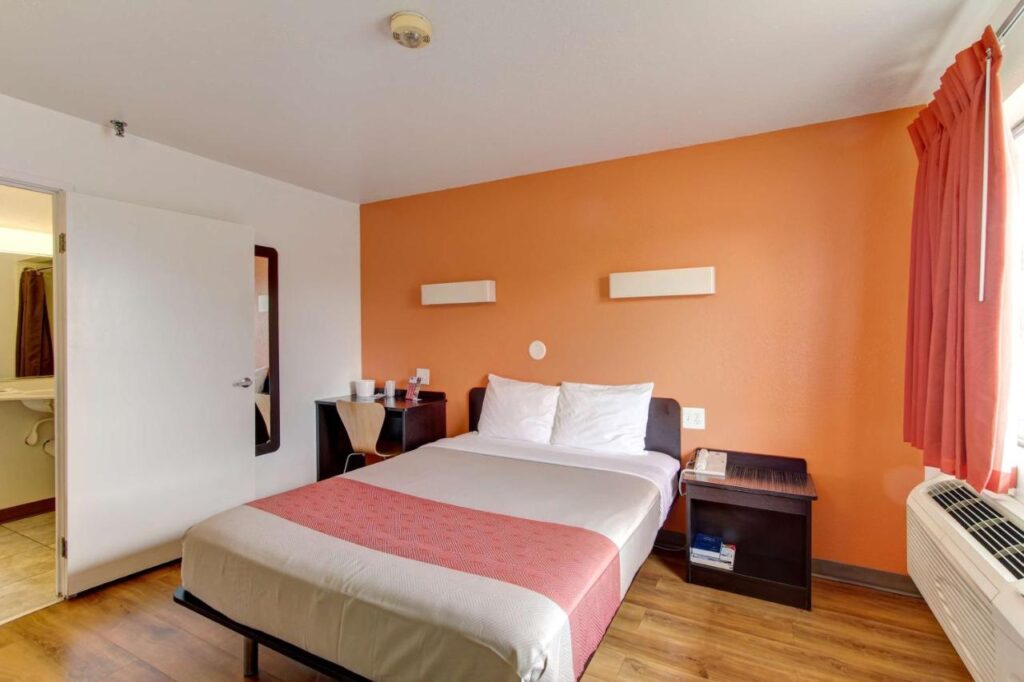 Motel 6-Amherst, OH - Cleveland West - Lorain - Image 2