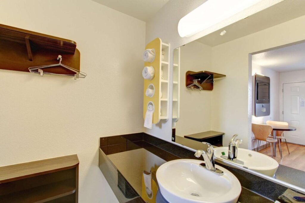Motel 6-Amherst, OH - Cleveland West - Lorain - Image 3