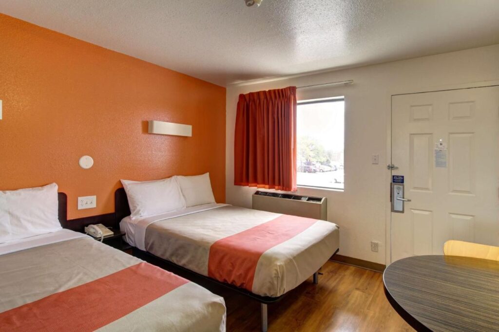 Motel 6-Amherst, OH - Cleveland West - Lorain - Image 5