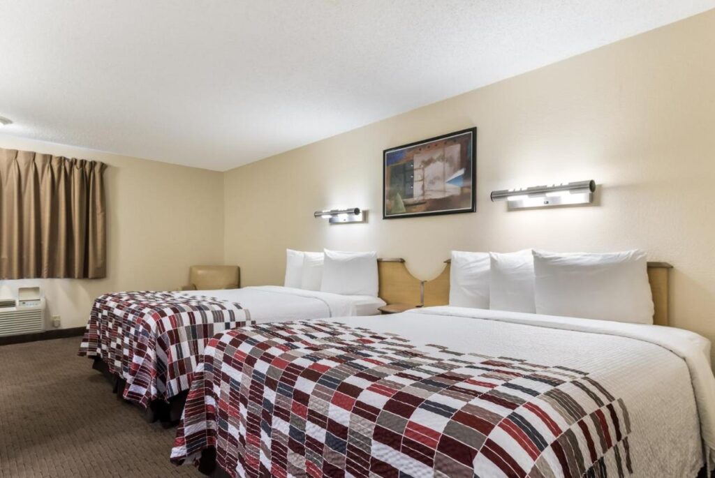 Red Roof Inn Cleveland Airport - Middleburg Heights - Image 3