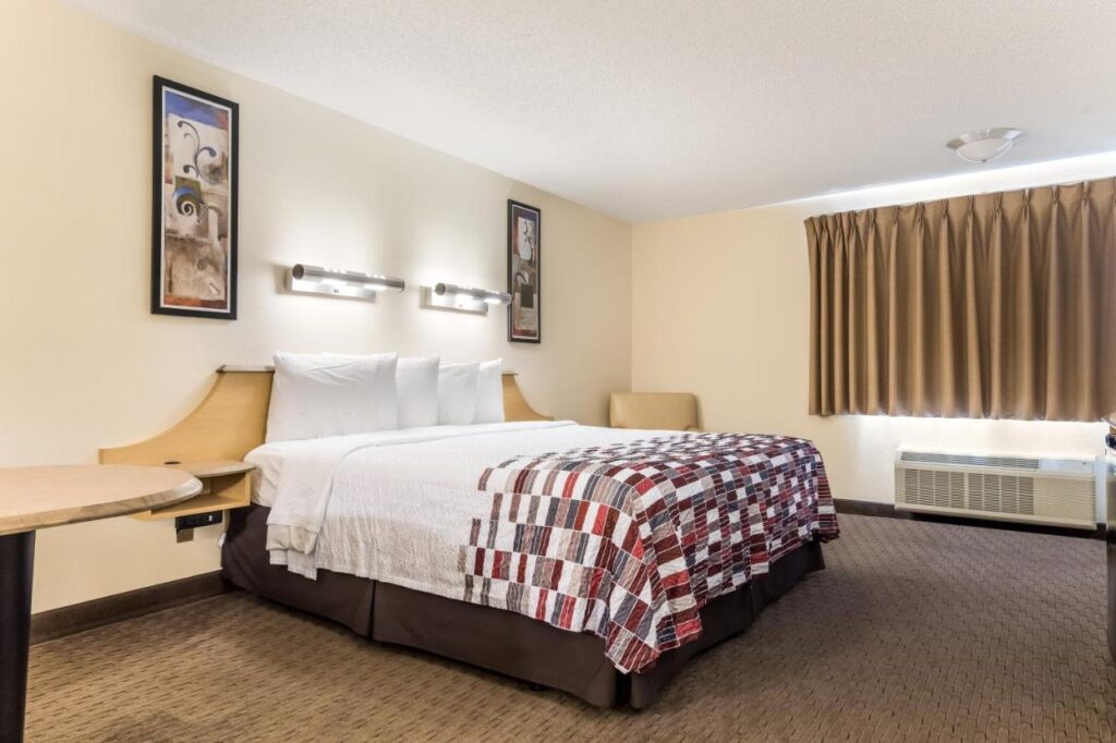 Red Roof Inn Cleveland Airport - Middleburg Heights - Image 4