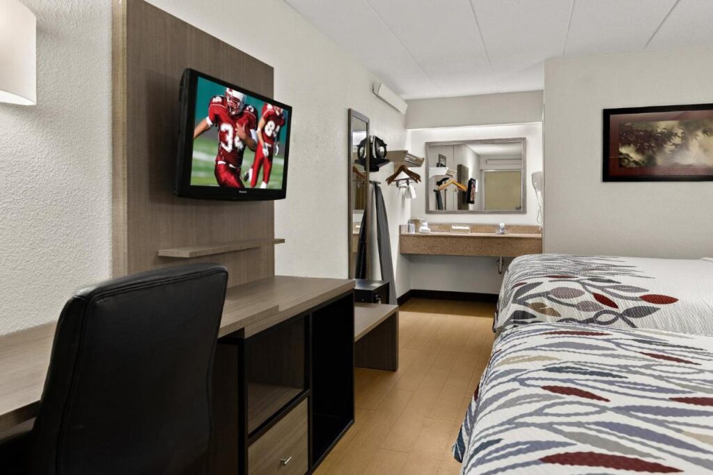 Red Roof Inn Cleveland - Westlake - Image 3