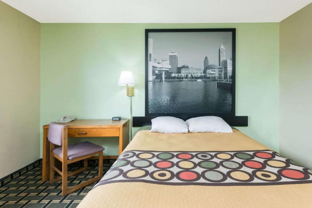 Super 8 by Wyndham Twinsburg/Cleveland Area - Image 2