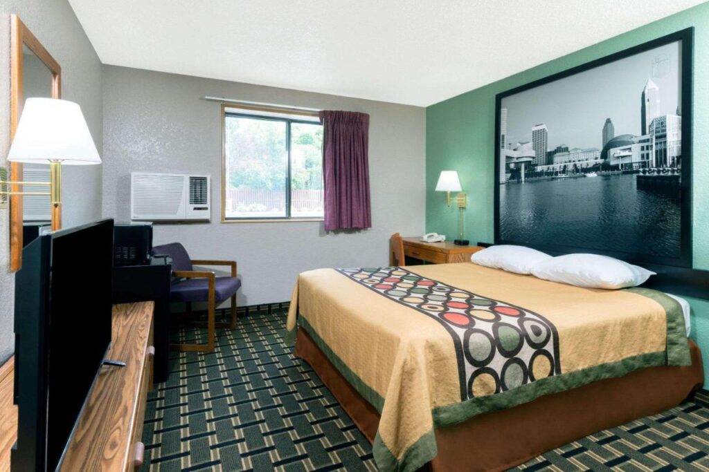 Super 8 by Wyndham Twinsburg/Cleveland Area - Image 3