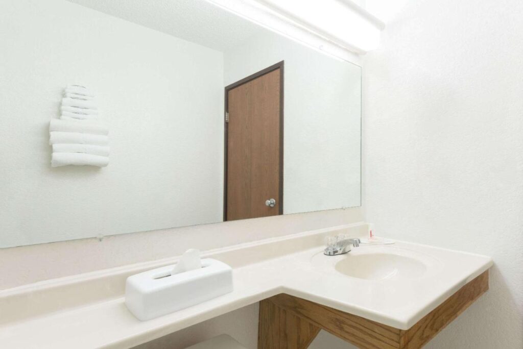 Super 8 by Wyndham Twinsburg/Cleveland Area - Image 5