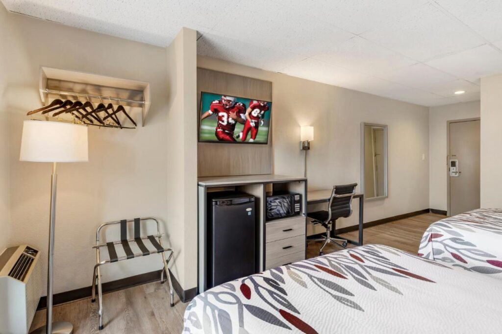 Red Roof Inn Stroudsburg - Image 2