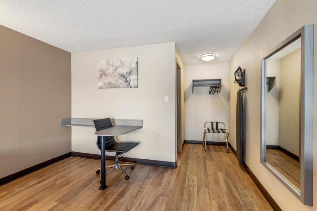 Red Roof Inn Stroudsburg - Image 4