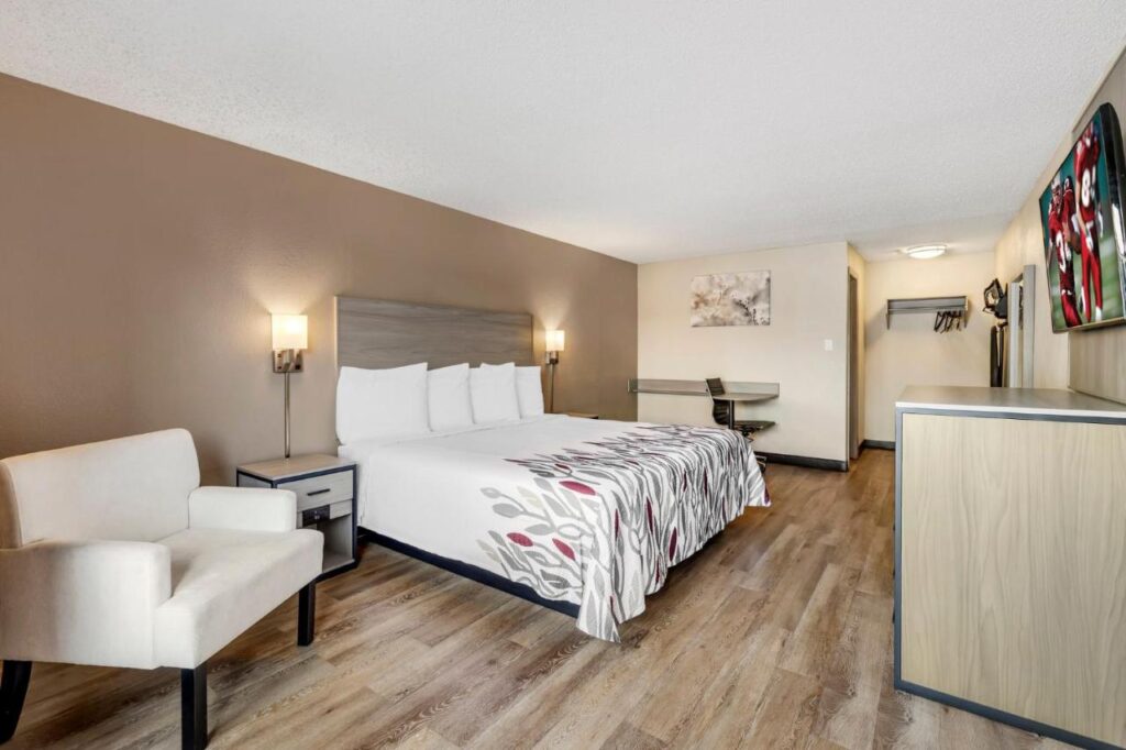 Red Roof Inn Stroudsburg - Image 5