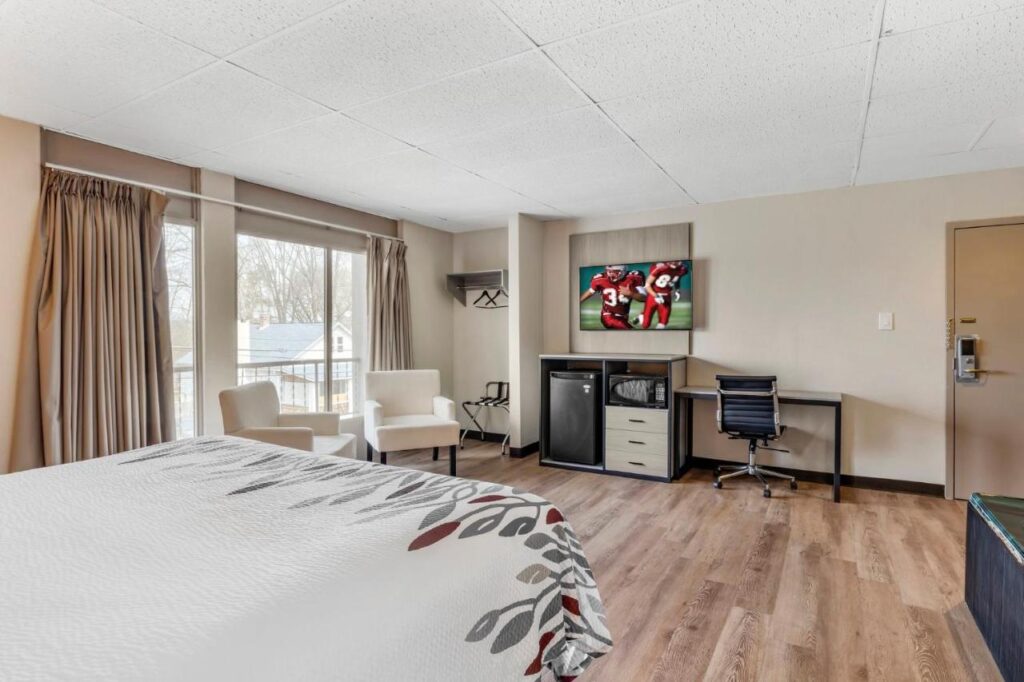 Red Roof Inn Stroudsburg - Image 6