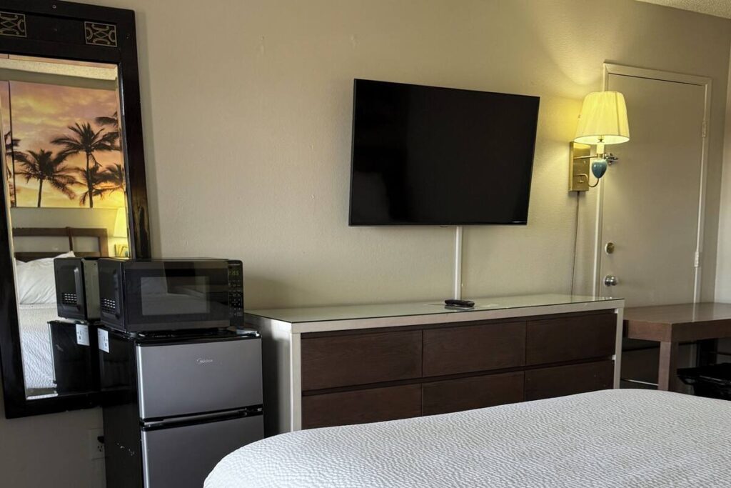 Days Inn by Wyndham Ontario Airport - Image 1