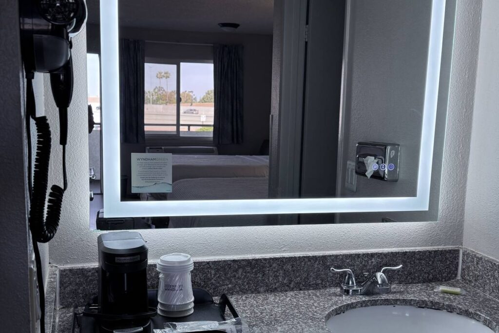 Days Inn by Wyndham Ontario Airport - Image 2