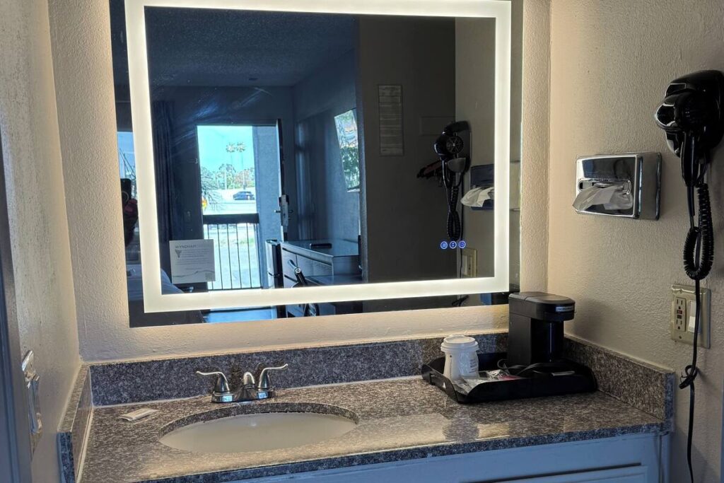 Days Inn by Wyndham Ontario Airport - Image 4