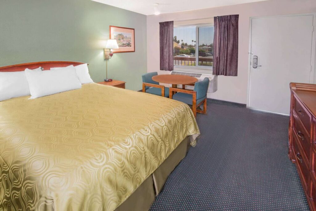 Days Inn by Wyndham Ontario Airport - Image 5