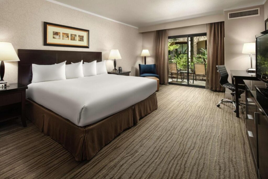 DoubleTree by Hilton Claremont - Image 2