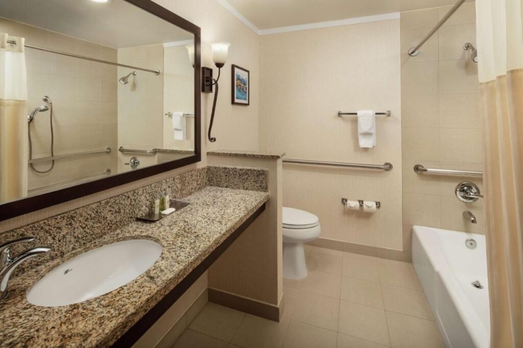 DoubleTree by Hilton Claremont - Image 3