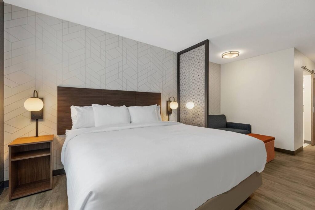 Everhome Suites Corona - Image 1
