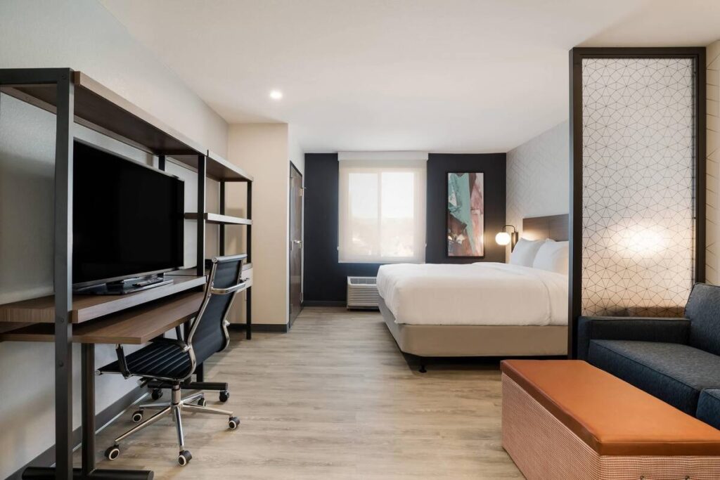Everhome Suites Corona - Image 2