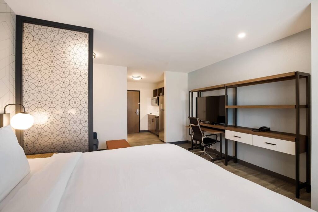 Everhome Suites Corona - Image 3