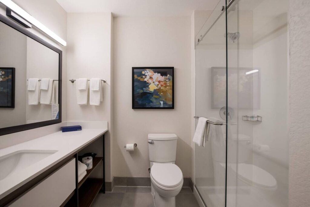 Everhome Suites Corona - Image 4