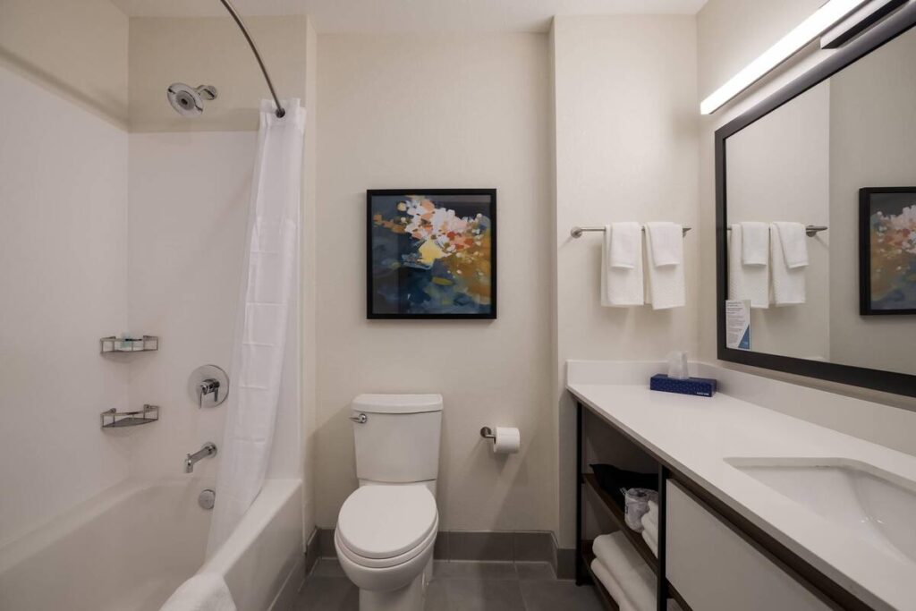Everhome Suites Corona - Image 6