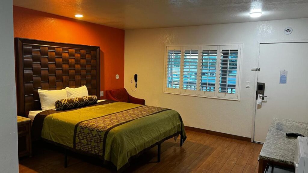 New American Inn & Suites - Image 2